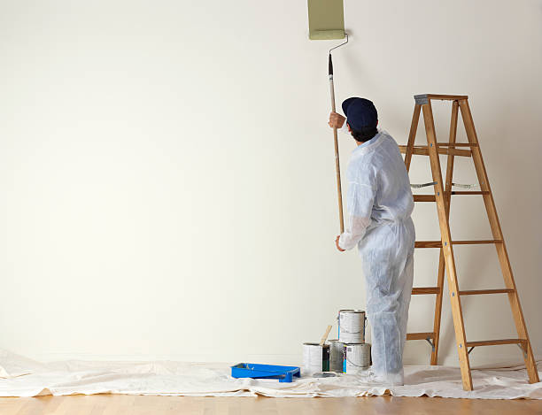 house painter anfang farbe eine große wand - maler stock-fotos und bilder
