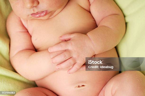Neonato Chubbs - Fotografie stock e altre immagini di Bebé - Bebé, Ombelico, Bambino appena nato
