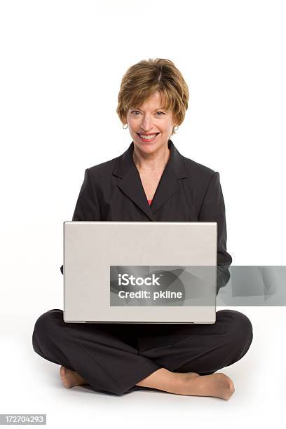 Glückliche Frau Auf Einem Laptop Stockfoto und mehr Bilder von Anzug - Anzug, Auf dem Boden sitzen, Bewegung