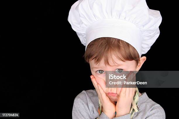 Pequeno Chef Com Triste Expression Queimado Oscookies - Fotografias de stock e mais imagens de Chefe de Cozinha