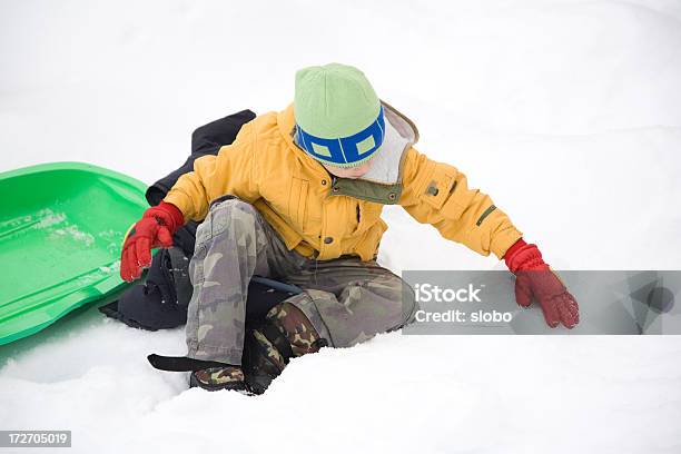 お子様に雪掘る - アメリカ合衆国のストックフォトや画像を多数ご用意 - アメリカ合衆国, スポーツ, バケーション