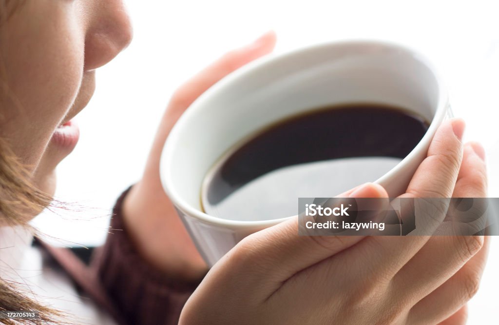 Tenant une tasse de café - Photo de Aliments et boissons libre de droits