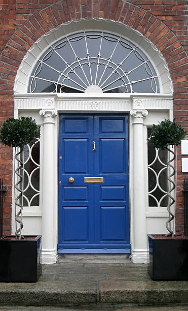 dublin georgian puerta - georgiano estilo fotografías e imágenes de stock