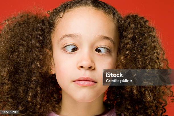 Bambina Attraversando I Suoi Occhi - Fotografie stock e altre immagini di 10-11 anni - 10-11 anni, Bambine femmine, Bambino