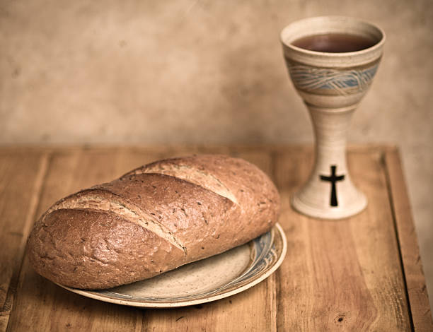 vintage kommunion ii - communion table stock-fotos und bilder