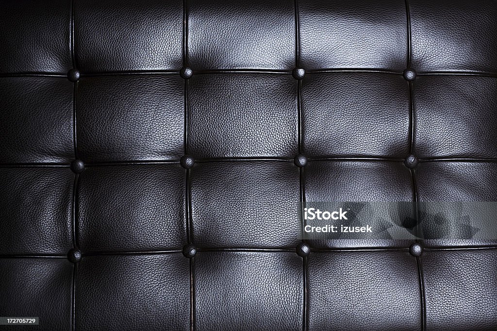 Черный кожаный диван с - Стоковые фото Без людей роялти-фри