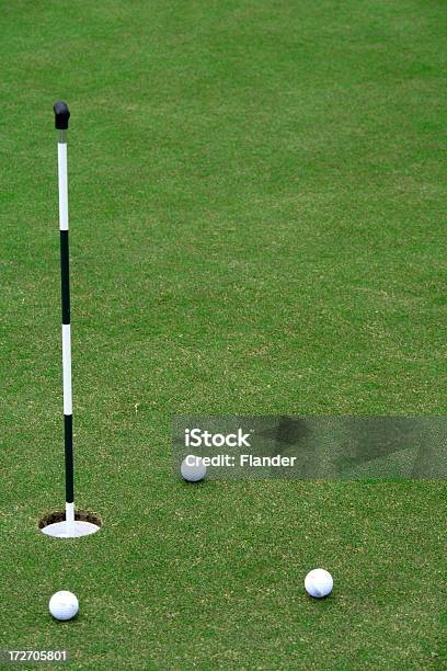 Práctica De Golf En El Putting Green Foto de stock y más banco de imágenes de Actividades y técnicas de relajación - Actividades y técnicas de relajación, Agujero, Bandera de Golf