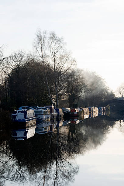 bridgewater kanal in moore, cheshire - canal warrington english culture uk stock-fotos und bilder