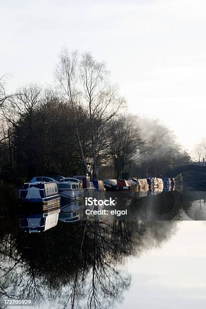 Foto de Bridgewater Canal No Moore Cheshire e mais fotos de stock de Atracado - Atracado, Barcaça, Barco de passageiros