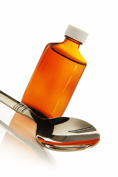 frasco do medicamento - cough medicine spoon medicine tablespoon imagens e fotografias de stock
