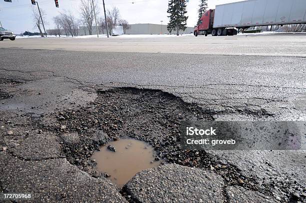 Dañado Roadway Foto de stock y más banco de imágenes de Bache - Bache, Camioneta, Camión de peso pesado