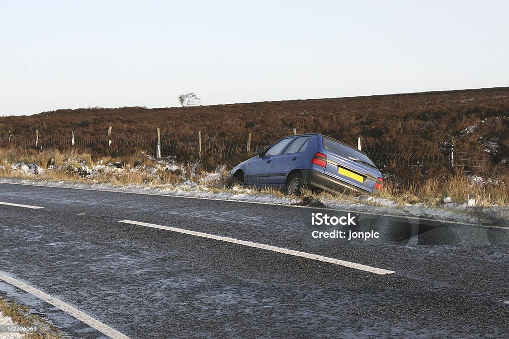 Eisigen Straßen, stürzte ab Auto, skidded in Graben - Lizenzfrei Auto Stock-Foto