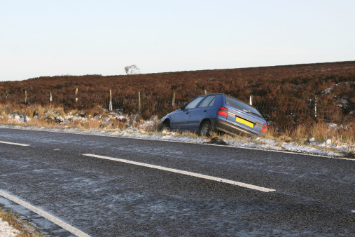 Refrescante carreteras, caído automóvil, skidded en zanja photo