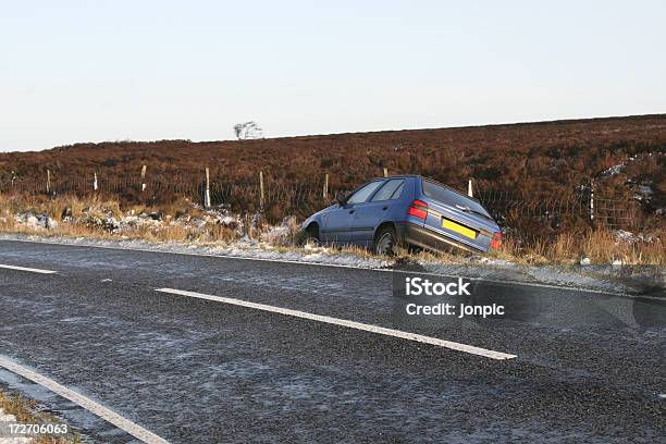 Icy Strade Crash Auto Skidded A Ditch - Fotografie stock e altre immagini di Automobile - Automobile, Fosso - Struttura creata dall'uomo, Sbandare