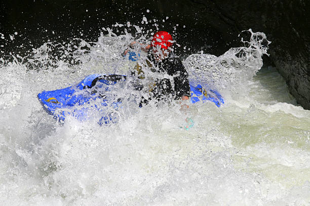 레드 화이트 및 블루 - white water atlanta kayak rapid kayaking 뉴스 사진 이미지