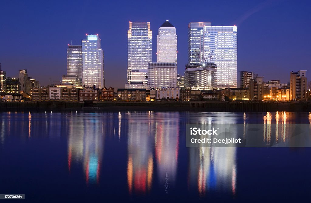 De los edificios de la ciudad en Canary Wharf en Londres, Reino Unido la noche - Foto de stock de Abstracto libre de derechos