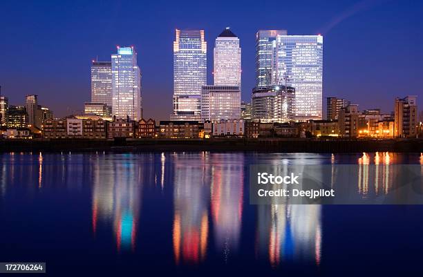 Canary Wharf City Skyline W Nocy W Londynie Wielka Brytania - zdjęcia stockowe i więcej obrazów Abstrakcja