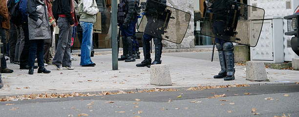 polícia anti-motim - aggression control clothing image type imagens e fotografias de stock