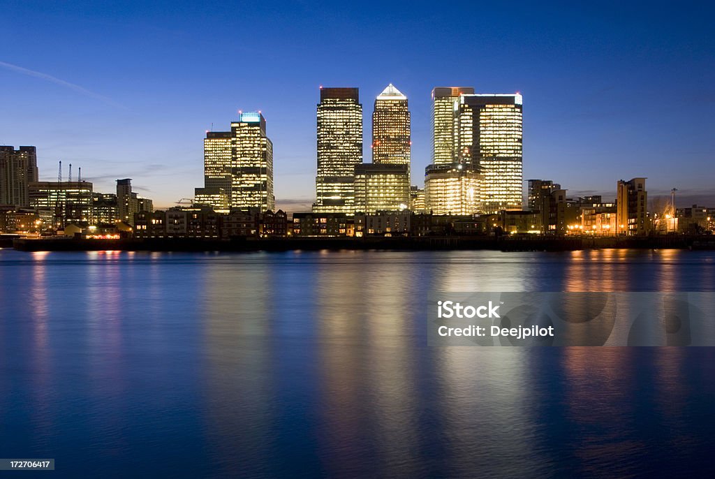 De los edificios de la ciudad en Canary Wharf en Londres, Reino Unido la noche - Foto de stock de Finanzas libre de derechos