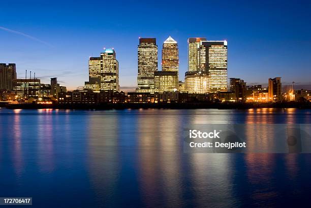 De Los Edificios De La Ciudad En Canary Wharf En Londres Reino Unido La Noche Foto de stock y más banco de imágenes de Finanzas