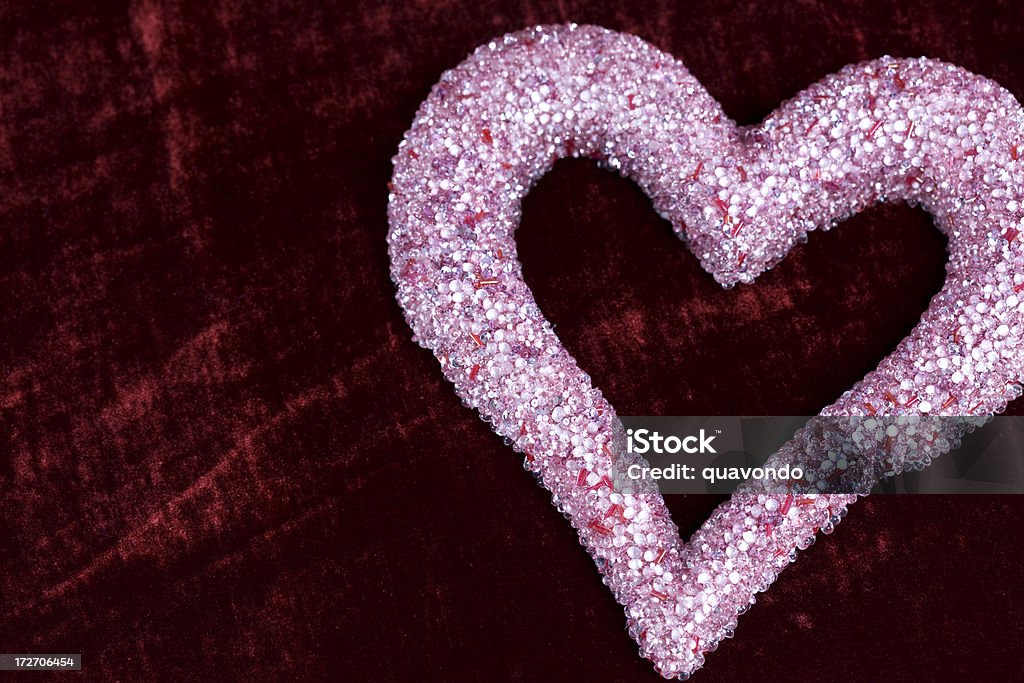 Adornado rosa coração forma de veludo vermelho, espaço para texto - Foto de stock de Adornado com pedras royalty-free