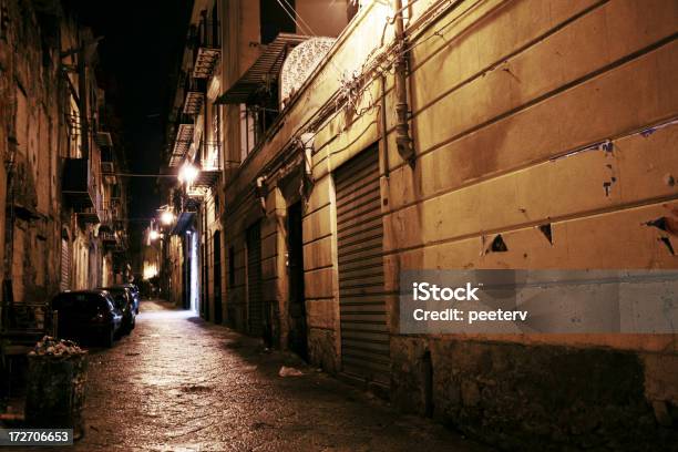 Escuro Alley - Fotografias de stock e mais imagens de Noite - Noite, Sujo, Lixo