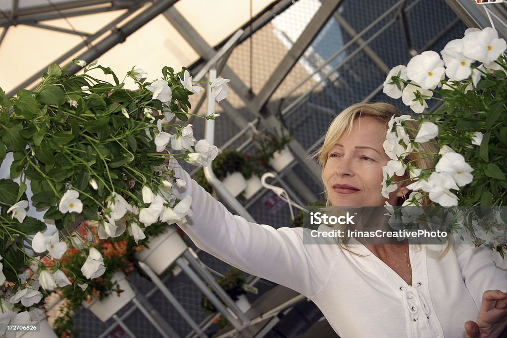 Donna che lavora con piante - Foto stock royalty-free di Abbigliamento