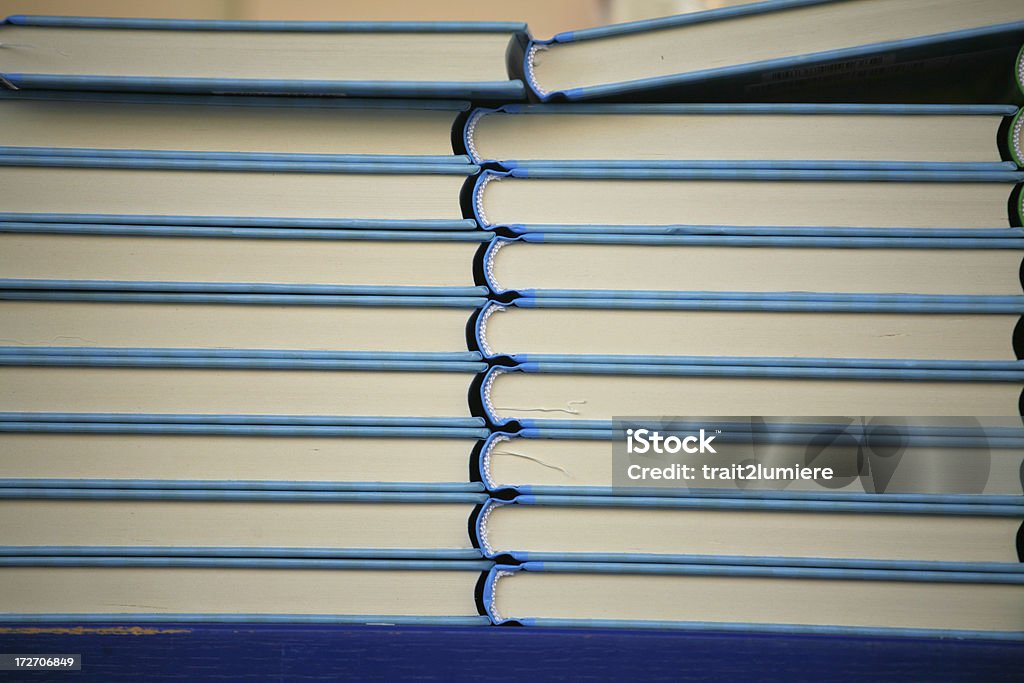 Pilhas de livros em uma livraria azul - Foto de stock de Abundância royalty-free