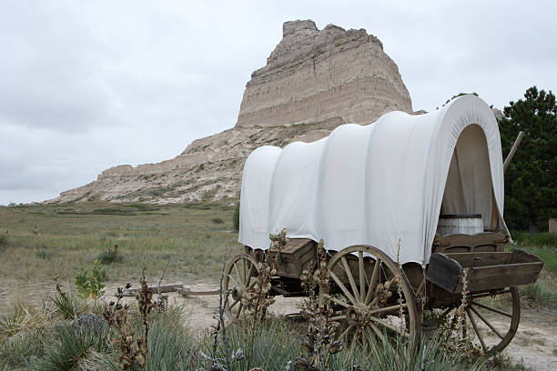 скотт's откос - nebraska the oregon trail covered wagon landscape стоковые фото и изображения