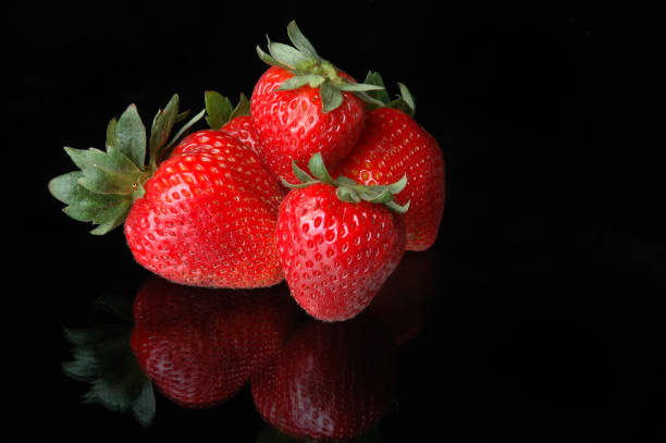 Frische Erdbeeren auf Schwarz – Foto