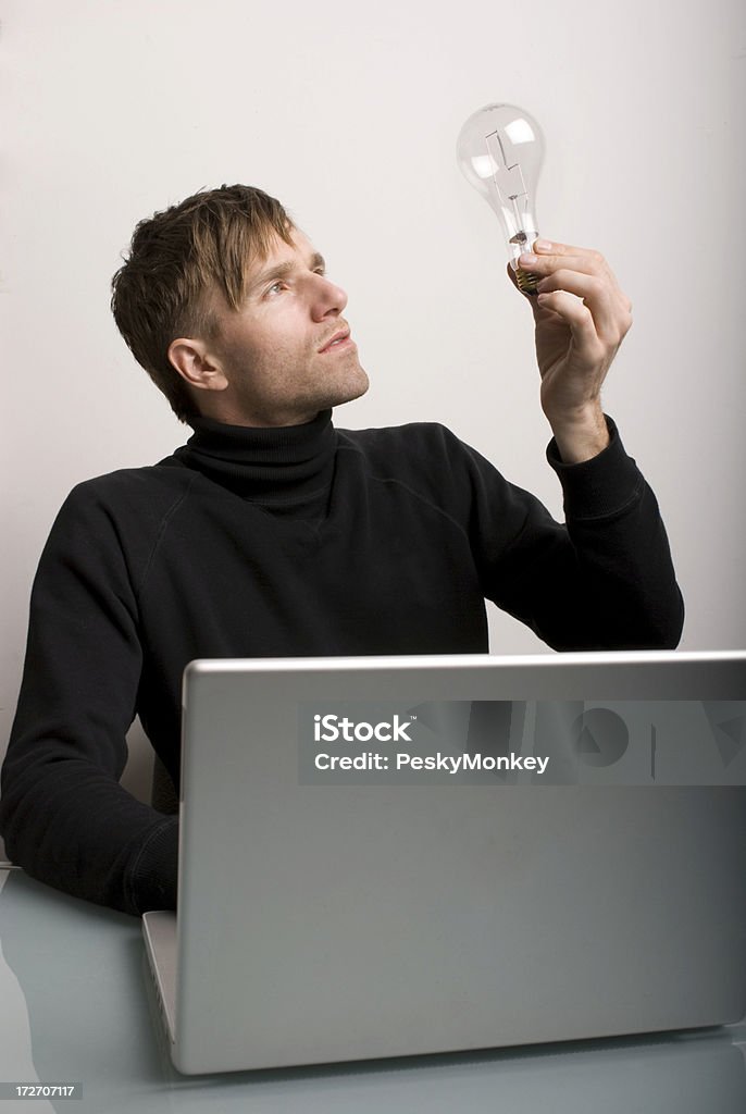 Homem criativo em preto gola rolê fazer lâmpada - Foto de stock de Adulto royalty-free