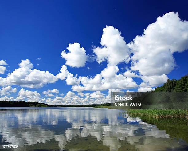 Nubes Cumulus Al Lago Foto de stock y más banco de imágenes de Agua - Agua, Aire libre, Aislado