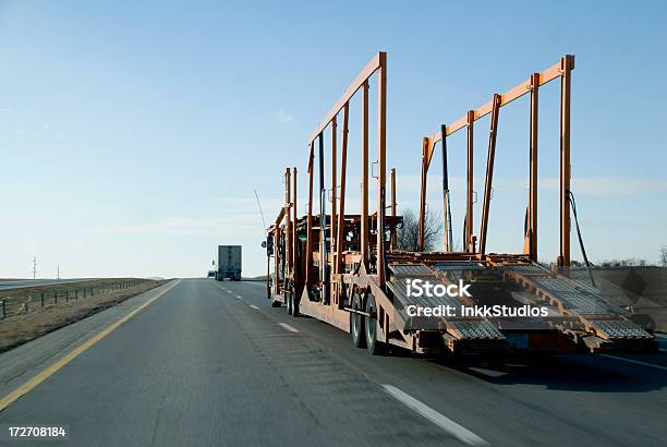 Foto de Semireboque e mais fotos de stock de Autoestrada - Autoestrada, Caminhão, Caminhão articulado
