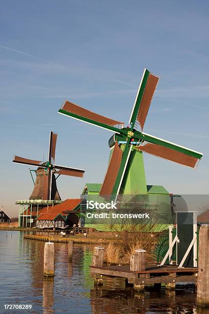 Photo libre de droit de Des Moulins À Vent Néerlandais De Deux banque d'images et plus d'images libres de droit de Benelux - Benelux, Bleu, Canal - Eau vive