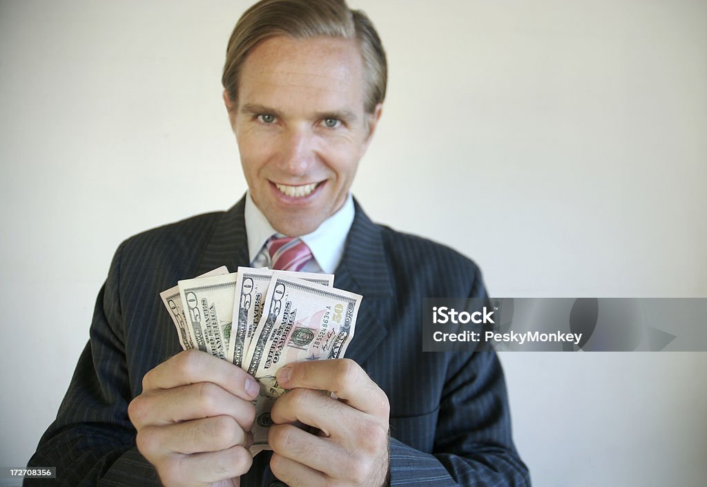 Greedy Biznesmen utrzymuje stos pieniędzy 50-dolarowe - Zbiór zdjęć royalty-free (Banknot)