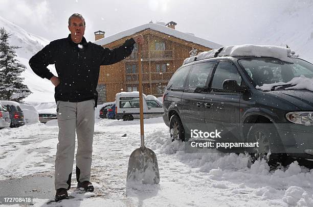 Foto de Homem Sênior Trabalhando Descansando Na Neve Com A Pá e mais fotos de stock de Carro
