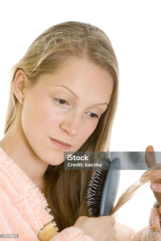 Pentear cabelo de mulher isolada no branco - Foto de stock de Adulto royalty-free