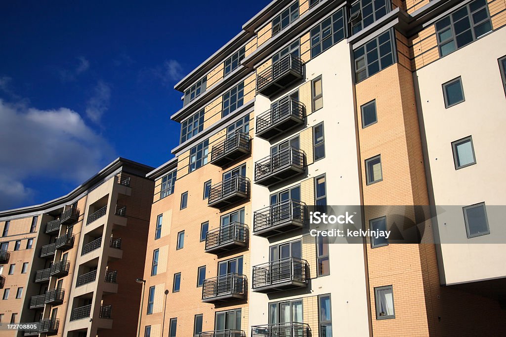 Edificio moderno apartamento ejecutivo con balcones - Foto de stock de Alto - Descripción física libre de derechos