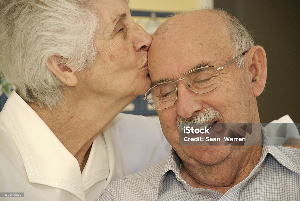 Embrasser les retraités - Photo de Embrasser libre de droits