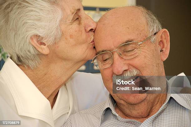 Foto de Beijando Idosos e mais fotos de stock de Beijar - Beijar, 70 anos, Abraçar