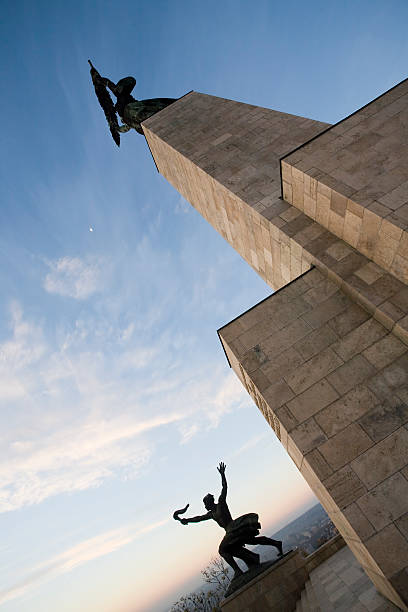 monumento di budapest - liberation monument budapest hungary monument foto e immagini stock