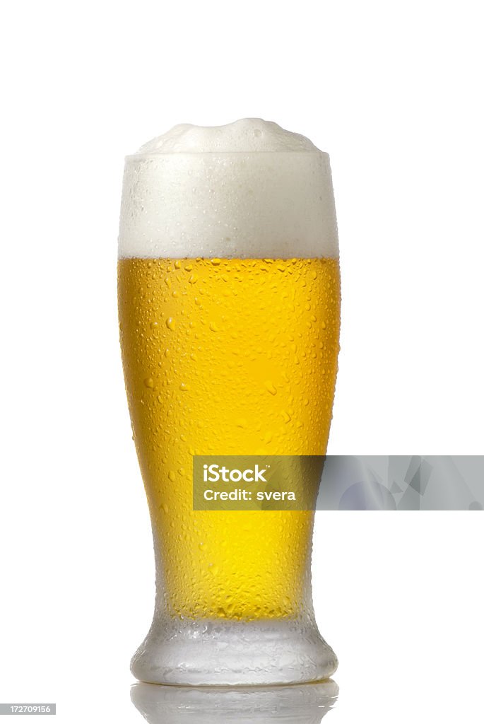 Birra fresca in vetro isolato su bianco - Foto stock royalty-free di Alchol