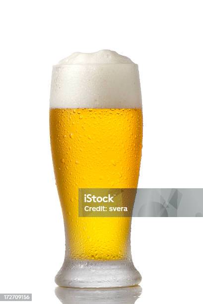 Frio Copo De Cerveja Isolado A Branco - Fotografias de stock e mais imagens de Amarelo - Amarelo, Bebida, Bebida Alcoólica