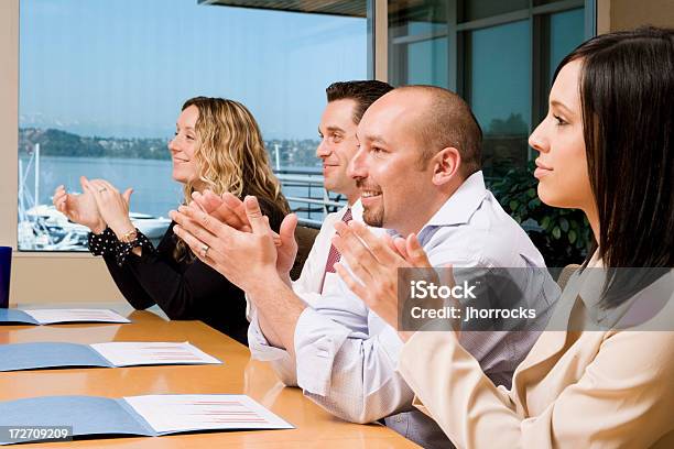 Reunião De Participantes Aplaudir - Fotografias de stock e mais imagens de Adulto - Adulto, Aplaudir, Audiência