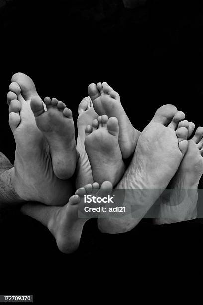 Rodzina Stóp - zdjęcia stockowe i więcej obrazów Czarno biały - Czarno biały, Duża rodzina, Boso
