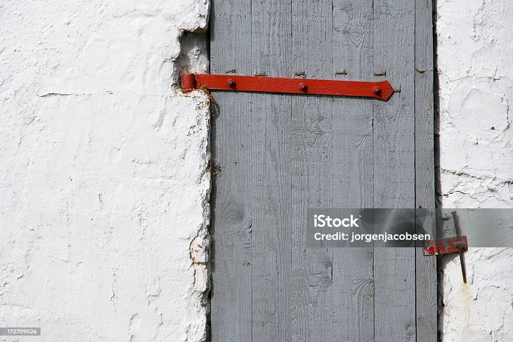 古い木製のドア - ちょうつがいのロイヤリティフリーストックフォト