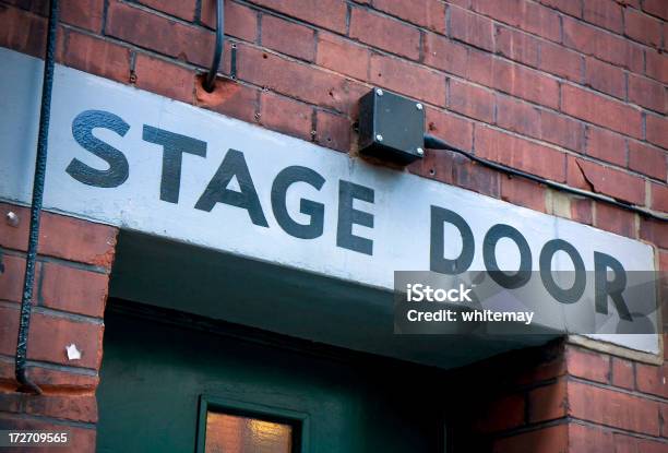 Stadio Portiera Sul Retro Di Un Teatro - Fotografie stock e altre immagini di Scrittura a mano - Scrittura a mano, Teatro, Accessibilità