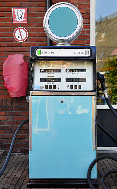 istock Oldfashioned  retro turquoise gas pump 172709765