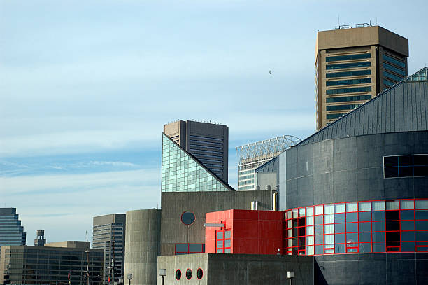 vista de los edificios contra el puerto interior de baltimore - four world trade center fotografías e imágenes de stock