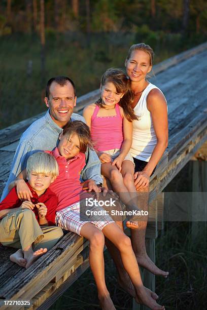 Familia De Cinco Sentado En El Muelle Foto de stock y más banco de imágenes de 30-39 años - 30-39 años, Abrazar, Actividad de fin de semana